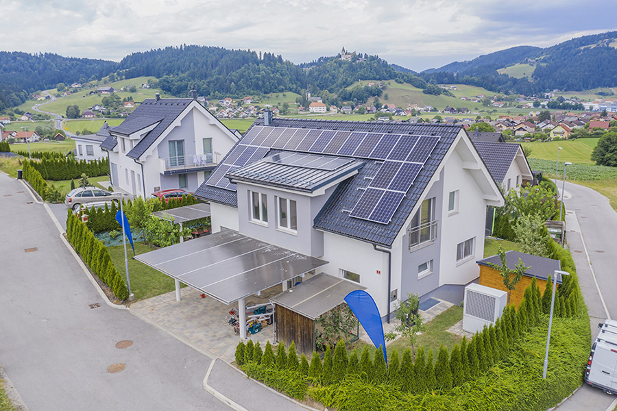 Plano en gran ángulo dunha casa privada situada nun val con paneis solares no tellado;ID de Shutterstock 1630183687
