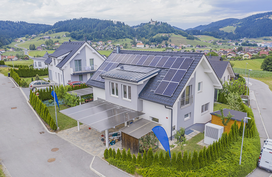 Un'inquadratura dall'alto di una casa privata situata in una valle con pannelli solari sul tetto;ID Shutterstock 1630183687